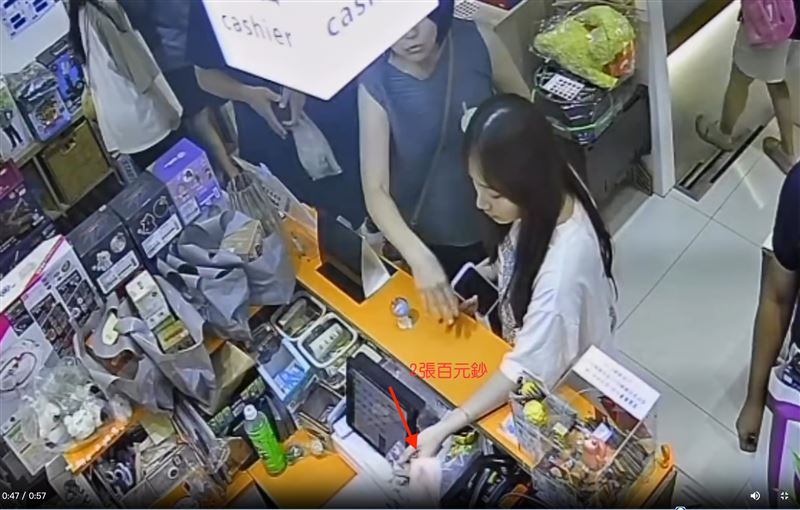 婦人疑似不滿店員請她將因她觸碰而掉落零件的公仔買下,讓婦人當場翻臉,怒甩兩百元鈔票進櫃檯。(圖/翻攝Thread)