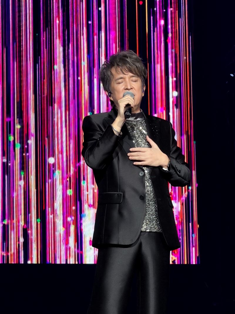 王建傑出到44年第一場演唱會唱《風飛沙》真相曝光,送陳盈潔:願她天上當菩薩繼續續唱歌。自己與歌迷再約唱10年。(圖/王建傑提供)
