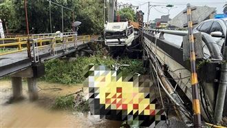 宜蘭曳引車失控暴衝！撞破護欄險墜大排