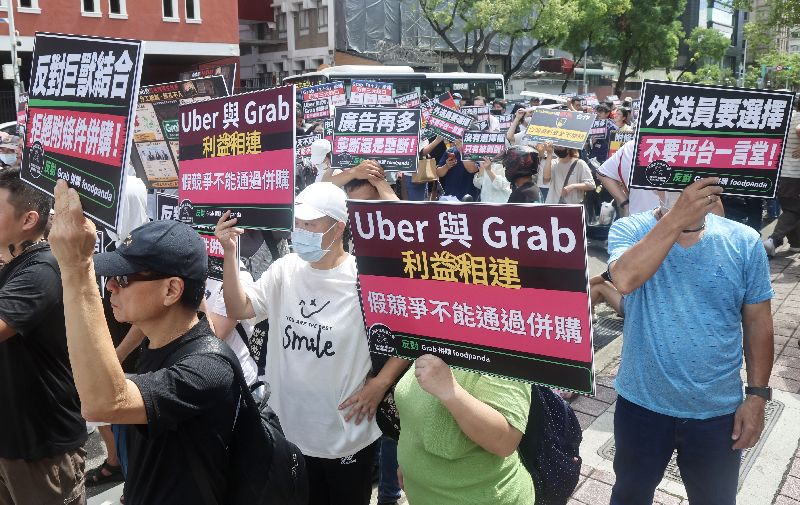 全國外送產業工會等團體18日在公平交易委員會前舉行記者會，針對外送平台Grab併購foodpanda表達強烈反對立場，眾人手舉標語、高呼口號