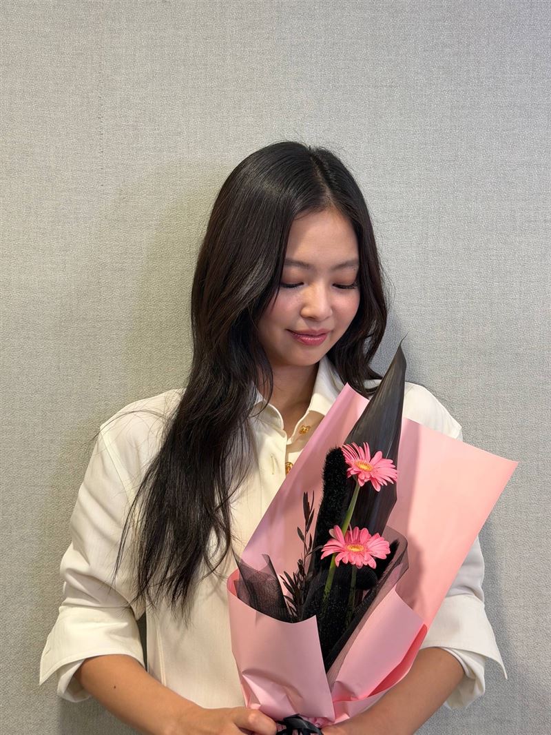 Jennie在粉絲互動平台上發韓文、英文兩個語言的道歉文。(圖/翻攝自Weverse)