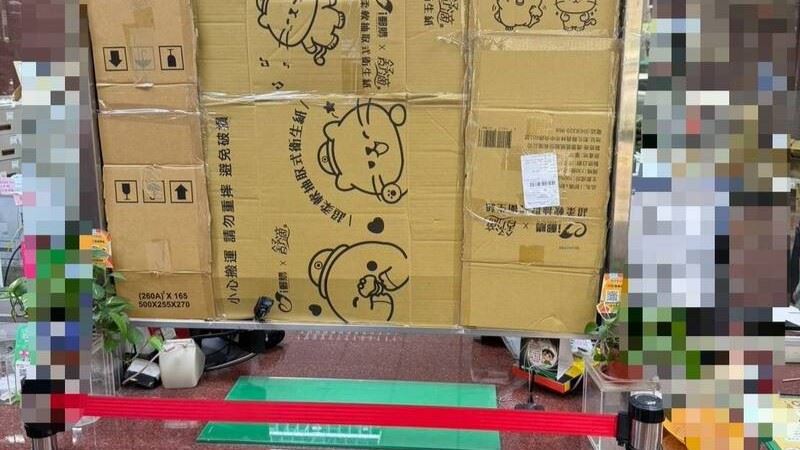 未繳罰款帳戶被凍結 男擲鐵椅砸郵局櫃台