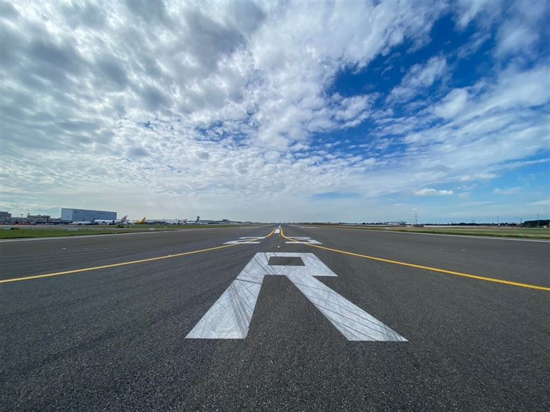 桃園機場北跑道歲修將於11月啟動,主要針對跑道易損壞區域進行預防性維護。(圖/桃園機場公司提供)