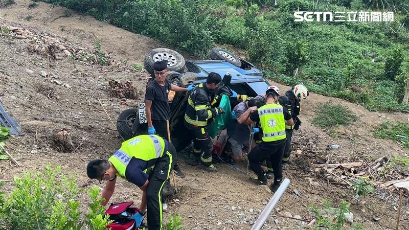 台東林男載送兒子回診後返家時,車輛突然暴衝撞破住家浴室後滑落邊坡。(圖/記者王浩原攝影)