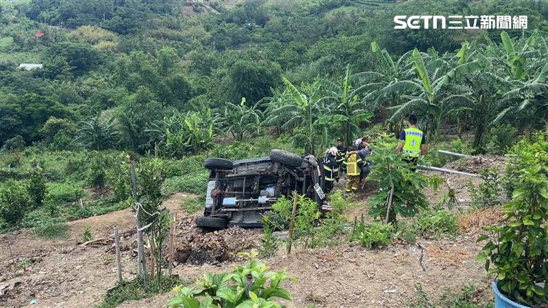 台東林男載送兒子回診後返家時,車輛突然暴衝撞破住家浴室後滑落邊坡。(圖/記者王浩原攝影)