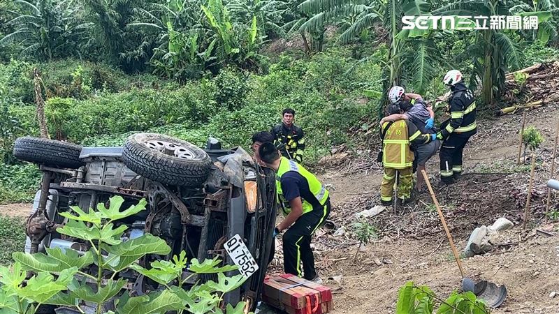 台東林男載送兒子回診後返家時,車輛突然暴衝撞破住家浴室後滑落邊坡。(圖/記者王浩原攝影)
