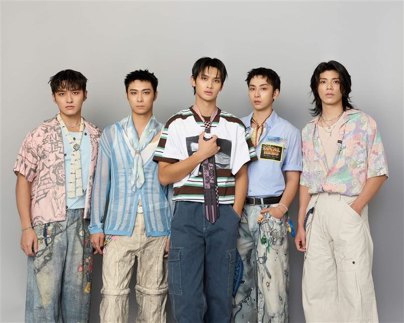 「FEniX」李承隆(左起)、MAX、夏浦洋、曹家齊、陳峻廷宣布舉辦「BBM」演唱會。(圖/華納音樂提供)