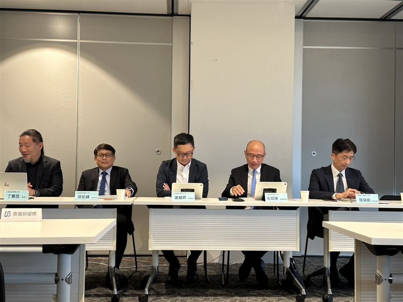 大同總經理張松鑌(左2)在法說會現場,揭示集團下一階段成長藍圖,以「電力、算力、土地」三大引擎全面驅動新一波成長。(圖/記者余國棟攝影)