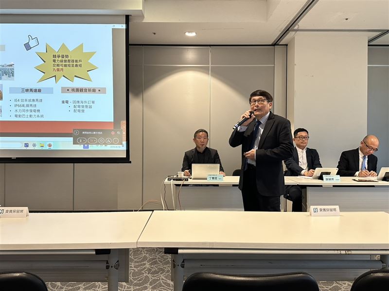 大同總經理張松鑌(左2)在法說會現場,揭示集團下一階段成長藍圖,以「電力、算力、土地」三大引擎全面驅動新一波成長。(圖/記者余國棟攝影)