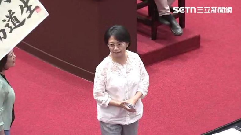 藍委翁曉玲凍結卓榮泰4個月薪水早引發法界不滿