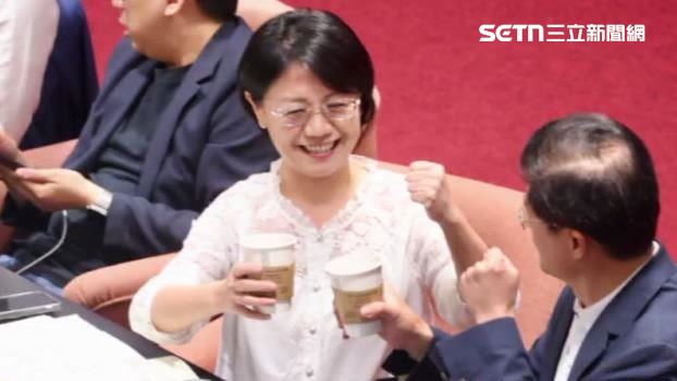 爆上課吹捧中國 翁曉玲:要查這學生成績