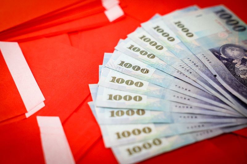 總統賴清德17日表示,伴隨經濟成長上修,116年度中央政府總預算案歲入也上修到新台幣3兆9266億元,在歲入歲出平衡、實質零舉債前提下,決定歲出增列2357億元,用於116年普發每人1萬元現金。圖為示意圖。(圖/中央社)