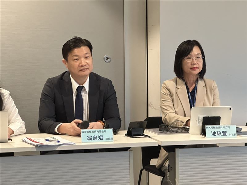 精英總經理翁育斌（左1）參與集團法說會。（圖／記者余國棟攝影）