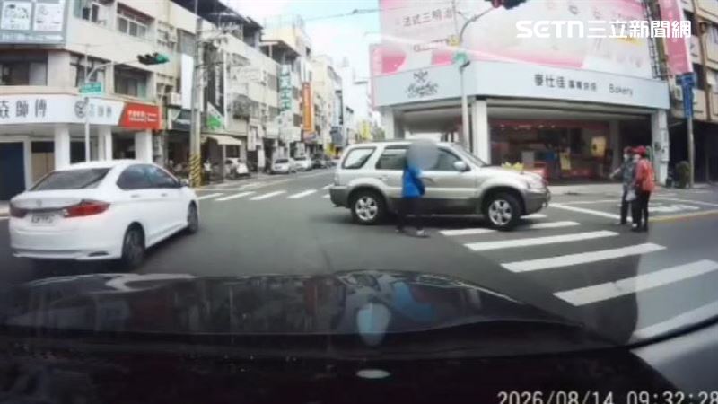 被撞倒的老翁癱坐在地上，這時副座駕駛才開門下車