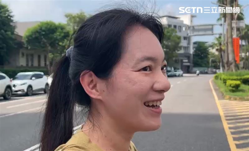 才講完沈重的婚姻問題,下一秒被記者問起「是不是喜歡史努比?」,陳幸妤表情瞬間融化。(圖/翻攝畫面)