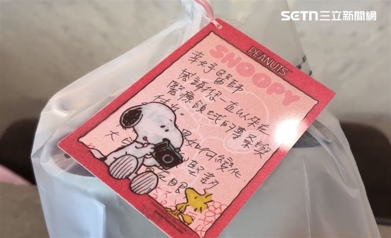 支持者一得知陳幸妤喜歡史努比,買的飲料就立刻夾上一張史努比卡片。(圖/翻攝畫面)