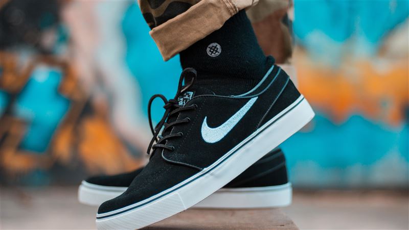 Nike股價崩78%、摔12年新低！神話破滅？