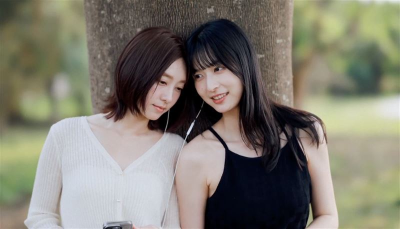 席惟倫(左)攜手師妹晨亦甯(右)談女女戀。(圖/好事娛樂提供)