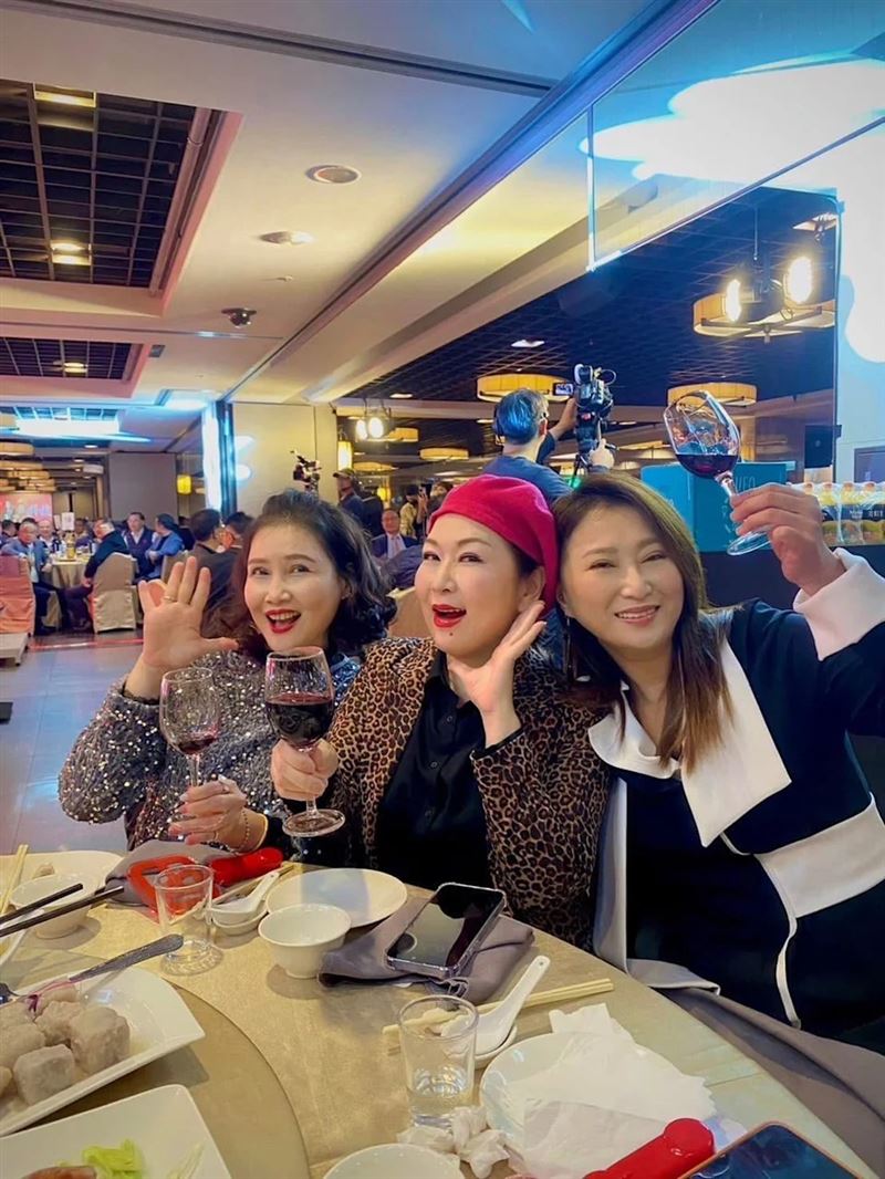 最佳離婚典範!張秀卿離婚19年與前夫女友(左)變閨蜜。(圖/翻攝畫面)