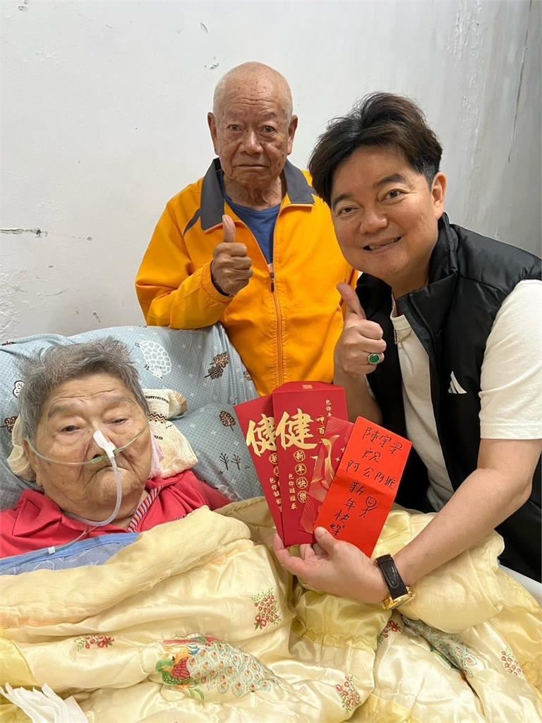林宏銘(右)為了年邁父母,提前從警察崗位退休返鄉選里長。(圖/翻攝畫面)
