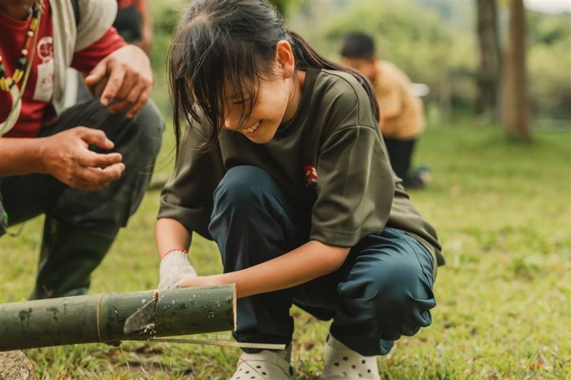 透過身體勞動，孩子逐步累積實際的感受，化作未來創作的養分。（圖／原文會提供）