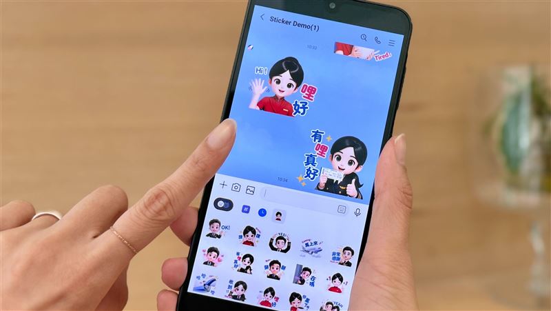 即日起至9 月 17 日前只要加入華航官方 LINE 帳號好友,就可免費下載 Q 版航空人員貼圖共 16 張。(圖/華航提供)