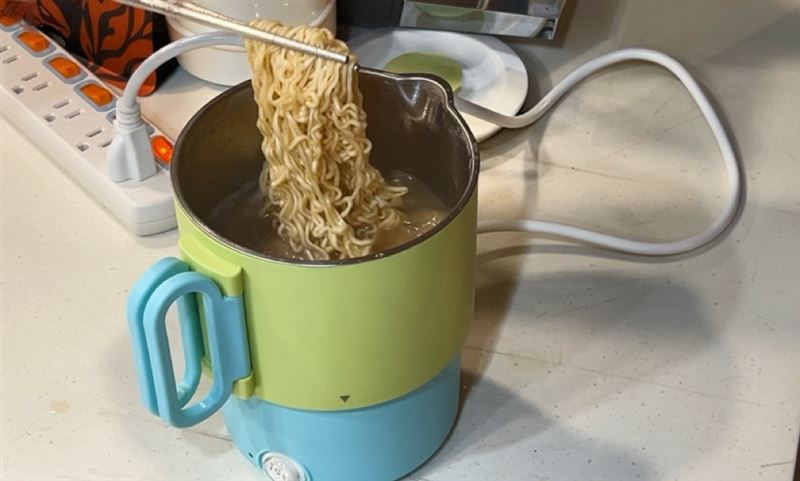 旅行小鍋不僅外出好攜帶，更是半夜煮麵好幫手。（圖／品牌業者提供）