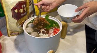 陶瓷美食鍋主打小巧容量，煮麵、煮湯都方便。（圖／品牌業者提供）