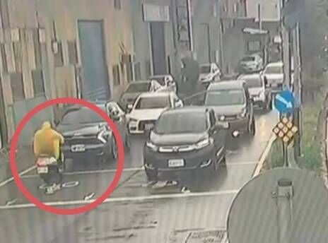 黃男未戴安全帽穿梭在大雨中，沿路狂飆數個路口。（圖／翻攝畫面）