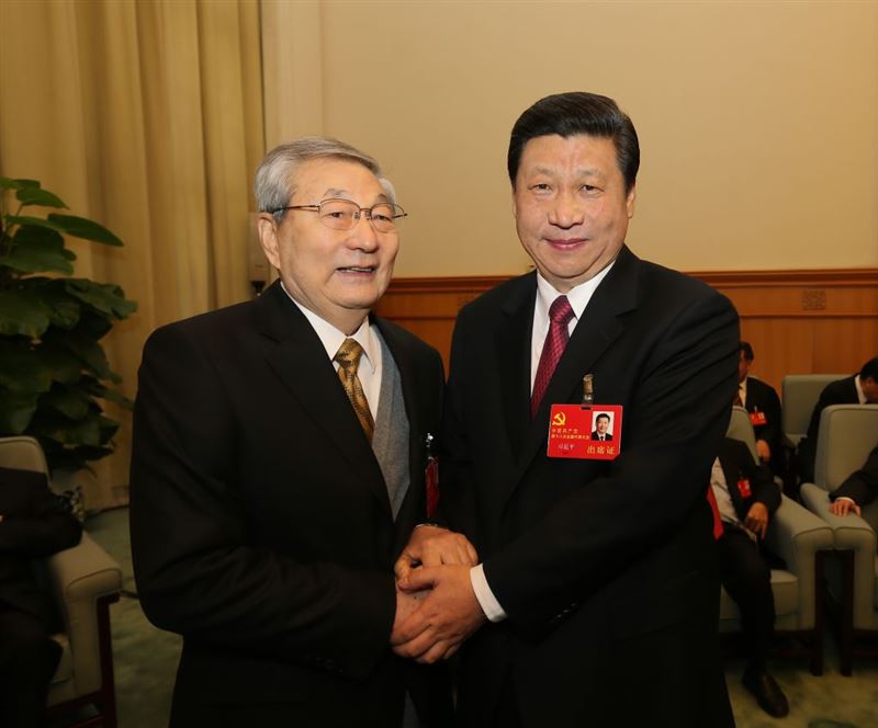 2012年11月14日,中共十八大閉幕前,習近平同朱鎔基合影。(圖/取自新華社)