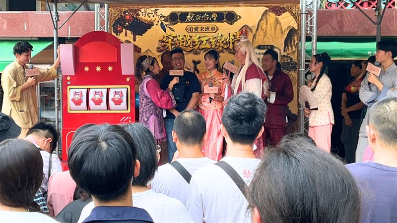 星城吉祥物「星寶」化身替有情人對齊緣分、牽起紅線的月老神助攻。(圖/戲說台灣粉絲見面會拍攝)
