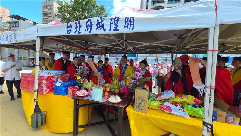 30年沒停過!台北府城隍爺威靈公走進松山車站、彩虹橋祭江。高學歷道士團跟著出動成台北提奇特景觀。(圖/《台北府城隍廟》提供)