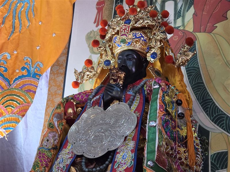 30年沒停過!台北府城隍爺威靈公走進松山車站、彩虹橋祭江。高學歷道士團跟著出動成台北提奇特景觀。(圖/《台北府城隍廟》提供)