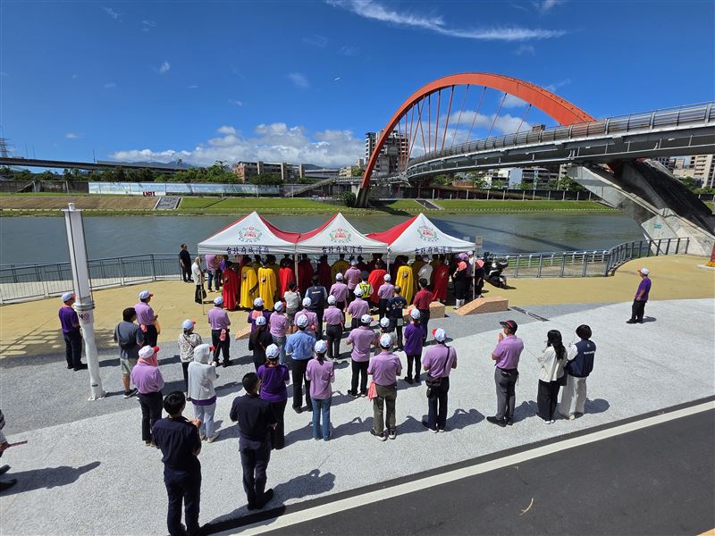 30年沒停過!台北府城隍爺威靈公走進松山車站、彩虹橋祭江。高學歷道士團跟著出動成台北提奇特景觀。(圖/《台北府城隍廟》提供)