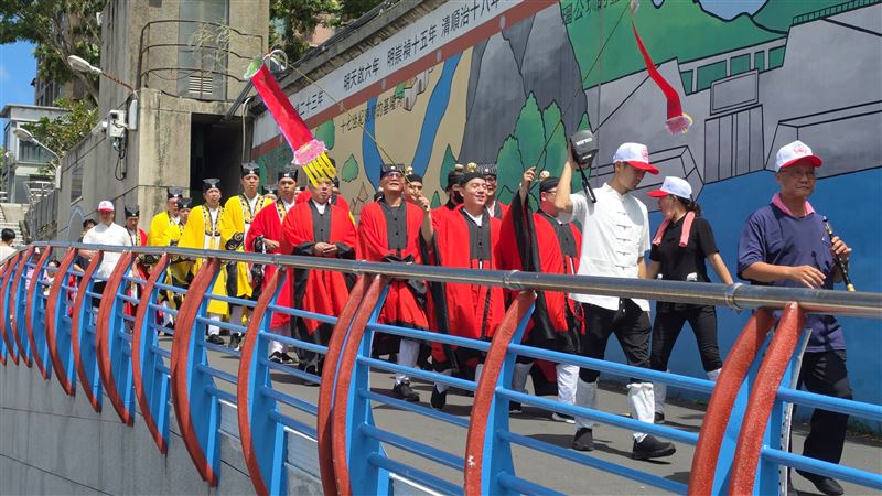 30年沒停過!台北府城隍爺威靈公走進松山車站、彩虹橋祭江。高學歷道士團跟著出動成台北提奇特景觀。(圖/《台北府城隍廟》提供)