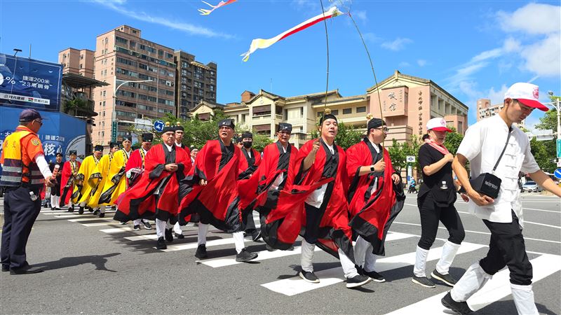 30年沒停過!台北府城隍爺威靈公走進松山車站、彩虹橋祭江。高學歷道士團跟著出動成台北提奇特景觀。(圖/《台北府城隍廟》提供)