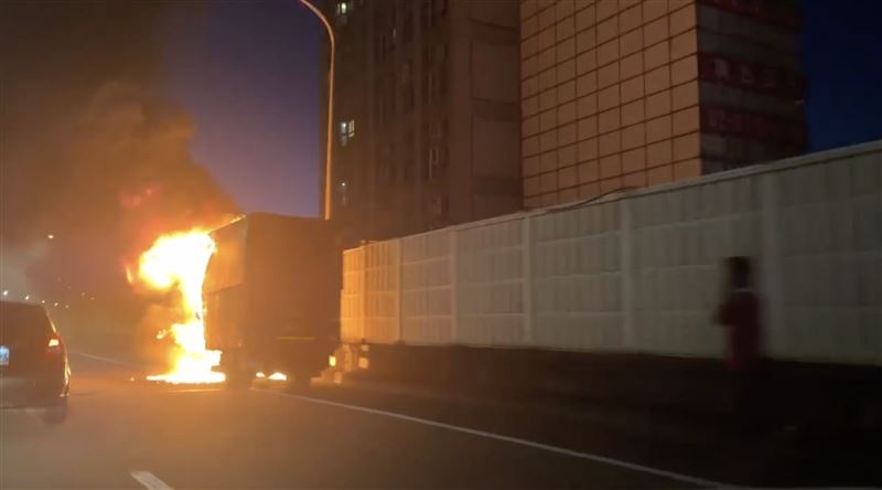 小貨車因不明原因起火燃燒。(圖/翻攝畫面)