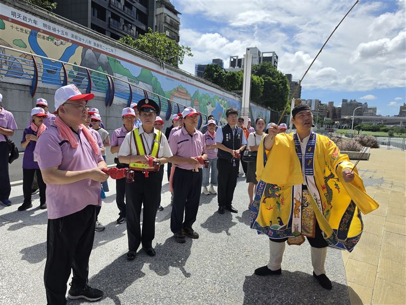 30年沒停過!台北府城隍爺威靈公走進松山車站、彩虹橋祭江。高學歷道士團跟著出動成台北提奇特景觀。(圖/《台北府城隍廟》提供)