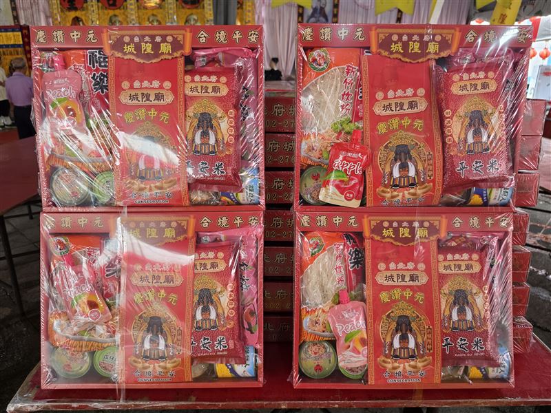 30年沒停過!台北府城隍爺威靈公走進松山車站、彩虹橋祭江。高學歷道士團跟著出動成台北提奇特景觀。(圖/《台北府城隍廟》提供)