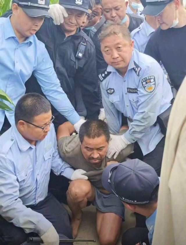 河南刺死鄰居逃犯被捧為「英雄」,陸媒轟:法盲狂歡美化殺人犯。(圖/翻攝畫面)