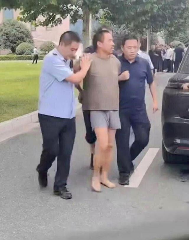 網傳夏付鋼被逮捕的畫面。(圖/翻攝畫面)