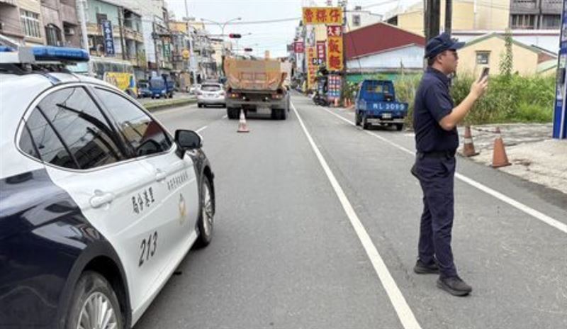 屏東78歲老翁疑似為了閃避臨停在路邊的小貨車,遭砂石車撞噴滑行12公尺慘死。(圖/翻攝畫面)