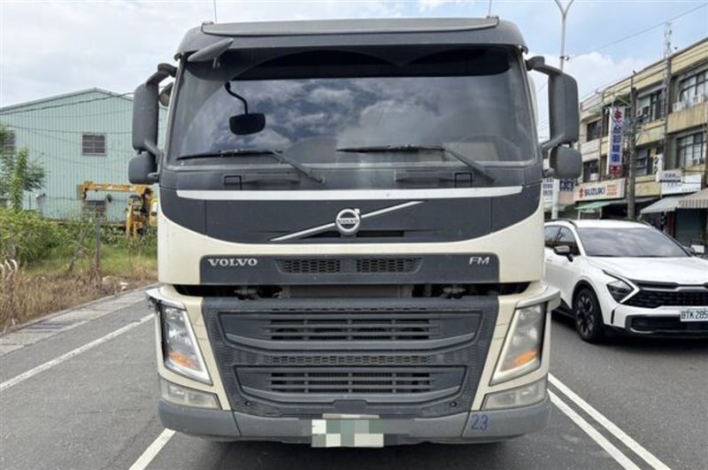 砂石車與老翁與發生擦撞,導致老翁重摔倒地死亡。(圖/翻攝畫面)