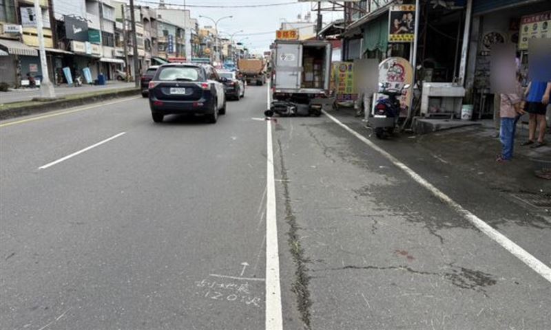 老翁與砂石車發生碰撞後重摔倒地,往前滑行長達12公尺後撞上另輛小貨車死亡。(圖/翻攝畫面)