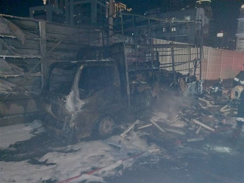 小貨車因不明原因起火,消防員獲報趕抵時車輛已全面燃燒。(圖/翻攝畫面)
