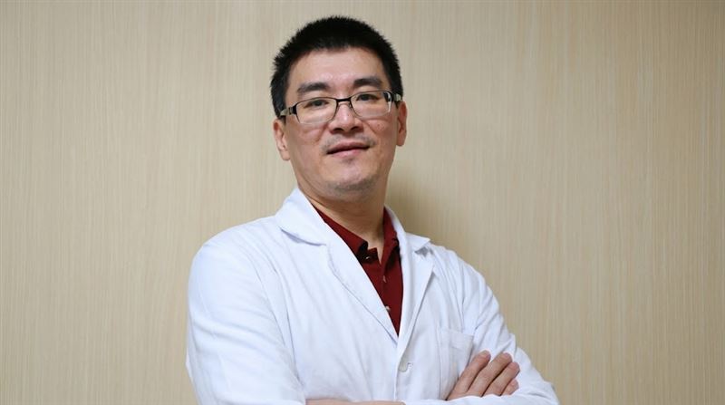 網友起底趙建銘使用的私人帳號，不僅在網路上幫本人喊冤，還頻繁搭訕女性並追蹤大量色情按摩帳號。（圖／翻攝自麻豆新樓醫院官網）
