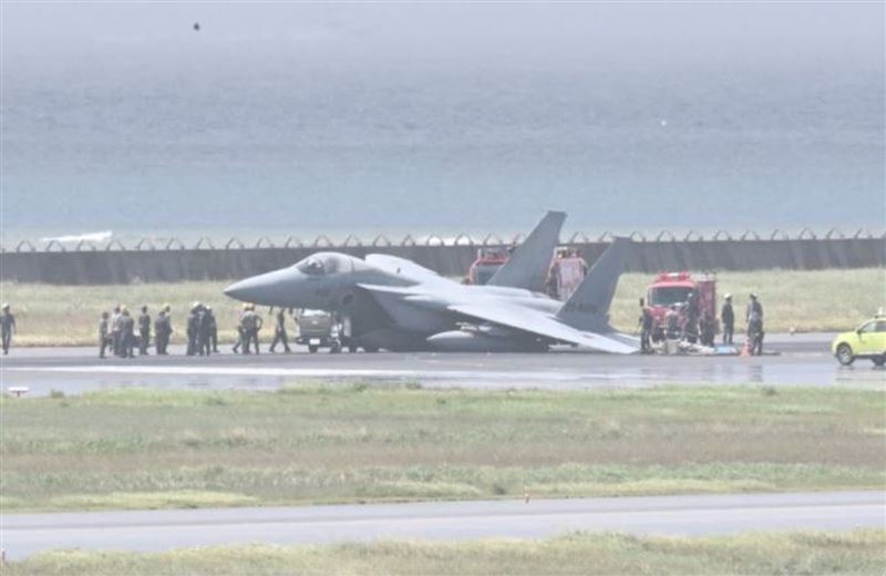 日本1架航空自衛隊F-15戰鬥機降落後疑似因起落架或輪子附近發生故障,機體突然向左側傾斜。(翻攝自共同社)
