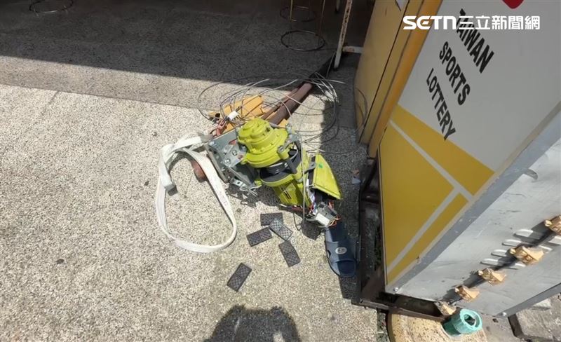 現場可見巨大吊臂就橫躺在意外地點,雜亂線材中纏著一支藍色拖鞋。(圖/翻攝畫面)