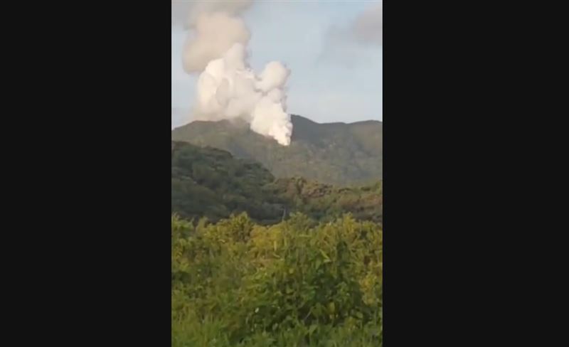 飛彈墜落後在山頭冒出巨大濃煙。(圖/民眾提供)
