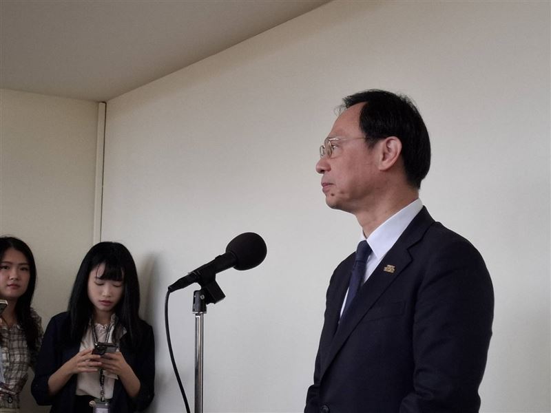 衛福部長石崇良今(19)日坦言,今年庇護工場中秋禮盒銷售「確實不如理想」,並公開呼籲民間企業及民眾增加採購。(圖/記者周佩怡攝影)